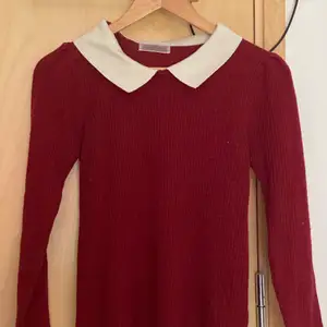 en röd tröja som jag fick på köpet på ett köp här på plick! den är endast testad men aldrig använd! den är jättevarm och mjuk i materialet och i väldigt bra skick! hittat ingen storlek på men skulle gissa på xs/s
