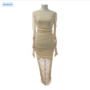 Hanna Schönberg x NA KD.  Jag köpte den här fina klänningen på Sellpy, tycker att den va för lång för mig men det skulle nog passa jättebra på er! Klänningen är NYSKICK!!! 