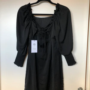 Festklänning med öppen rygg  - Jättefin klänning från Only som jag tyvärr inte använda pga att jag köpte en annan klänning. Men denna sitter superfint och hade behållit om jag hade plats i student garderoben 😭 Nypris 429 men säljer för 200! 