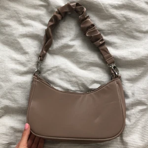 Väska - Superfin brun väska. Kommer itne till användning tyvärr och skicket är som ny🤍😍