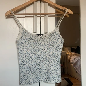 Brandy Melville linne stl xs-s - Säljer detta jättefina linnet ifrån brandy Melville 💓 endast använd 1 gång och är därför i jättefint skick 💓💓 bjuder på frakten!