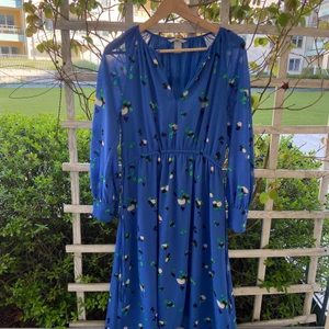 Klänning från HM, storlek 38 - Klänning från HM. Storlek M. Klänningen är köpt för fem år sedan men endast använt den två gånger. Säljer då den inte kommer till användning. Kan mötas i centrala Norrköping eller fraktas men då står köparen för frakten 😊