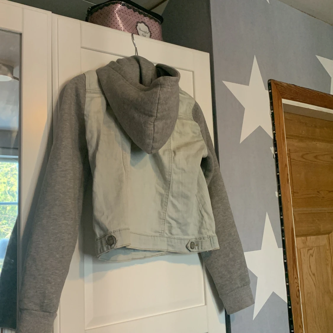 Jeans jacka med mjukis armar och luva - 90