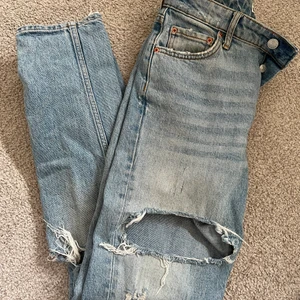 Jeans - Blåa jeans med hål från gina. Storlek 36