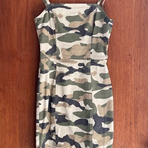 Klänning - Jeans klänning med klamoflage tryck från hm. Str 36/xs. Jättebra skick och knappt använd, passar perfekt till sommaren. 100 kr. Köparen står för frakten💗💗