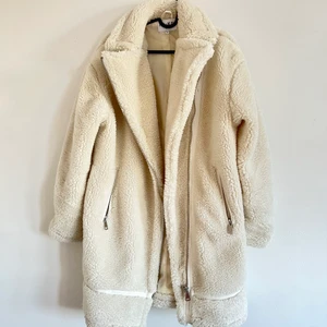 Teddy-Jacka - Jacka i bra skick. Använd ett fåtal gånger. Köpare betalar frakt eller mötas upp i Stockholm.