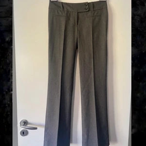 Lågmidjade kostymbyxor  - Obs buda i kommentarerna då budgivningsfunktionen inte fungerade!💗. Säljer dessa superfina lågmidjade kostymbyxor då de är för små för mig (därav inga bilder på) ! Budgivningen avslutas fredag 13/5 kl 21. 💗 