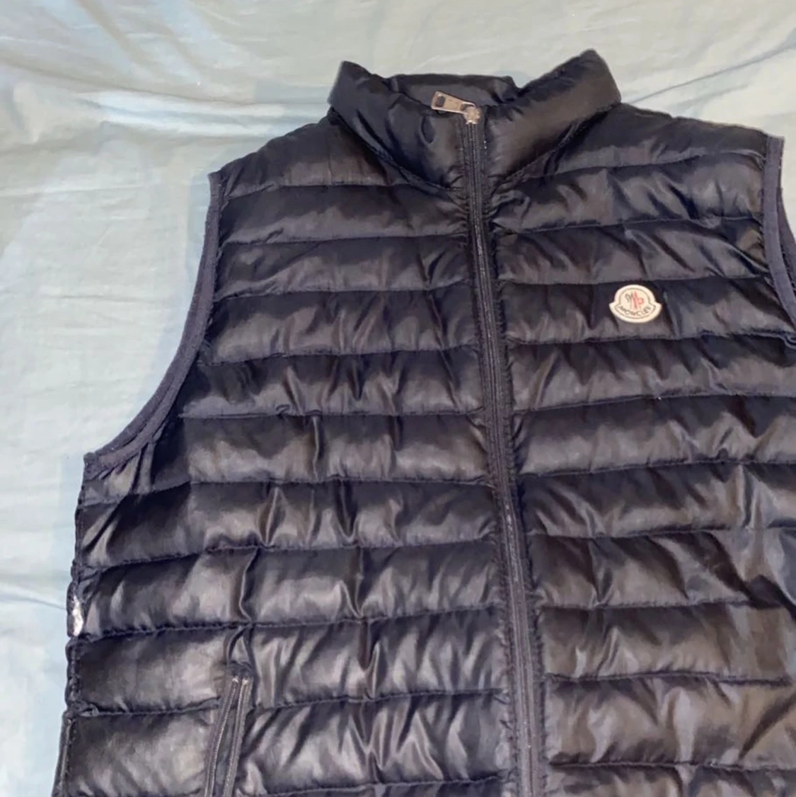 Hej säljer en moncler väst svart  - 90