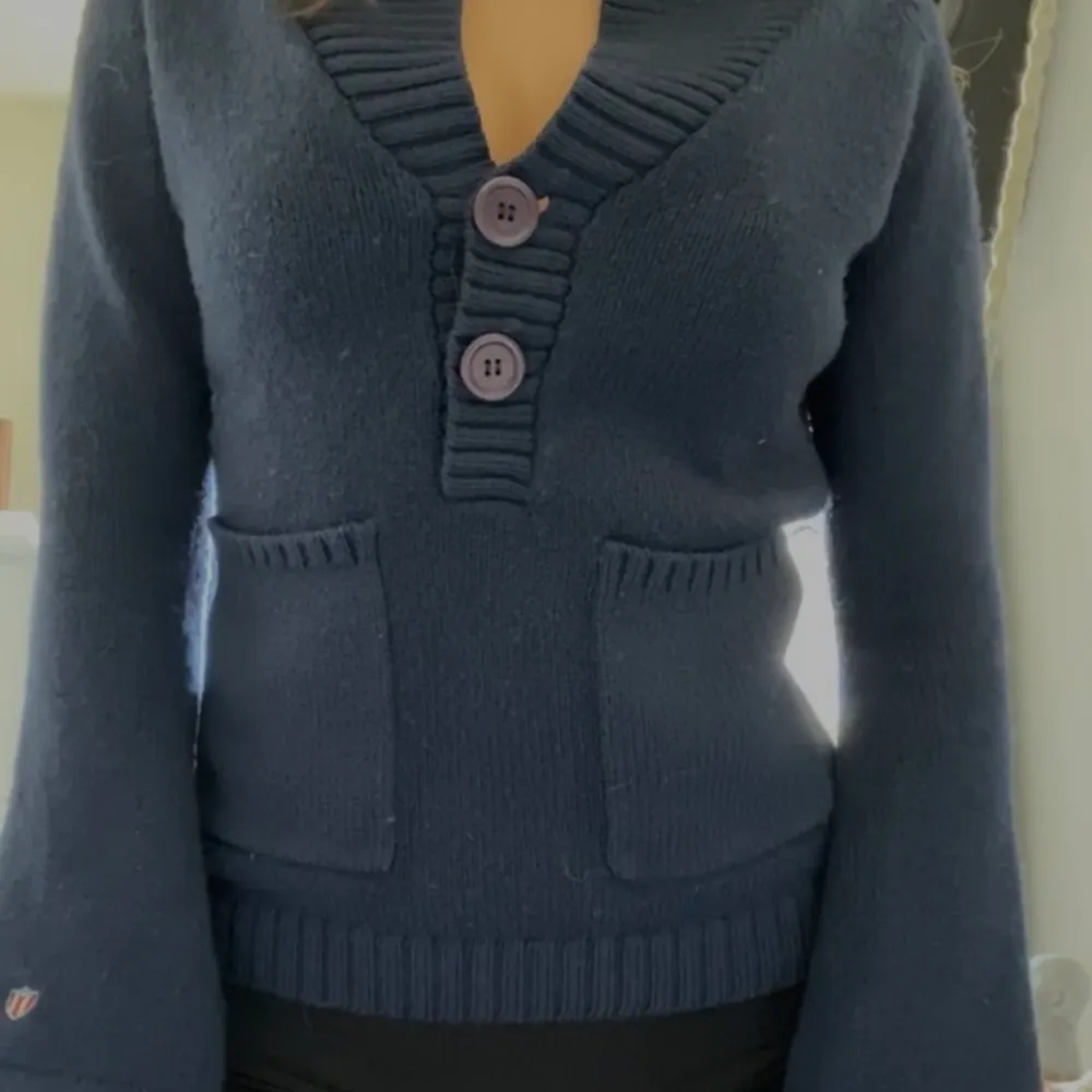 superfin, 100% ull, stickad tröja från ”Gant woman”. den har även sjukt snygga utsvängda ärmar + inga defekter! så värt att köpa ;)))) . Stickat.