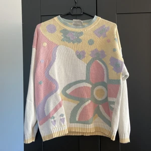 Sweatshirt  - Älskar denna tröja, verkligen sjukt fin men kommer aldrig till användning längre. Ser bra ut med skjorta under. Har några små fläckar här och där men syns inte speciellt mycket. Skriv vid frågor och funderingar. Frakt tillkommer ✨