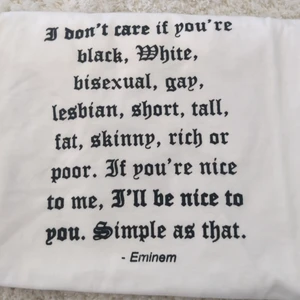 T-shirt  - En vit t-shirt med svart tryck i bak, texten e från Eminem.🙂