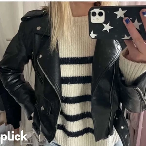 Skinnjacka - Super fin skinnjacka i stl. S använd fåtal gånger men är i nyskick. Från bikbok, nypris 599. Skriv för fler bilder😊