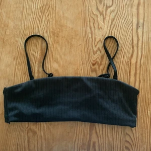 Bikinitopp weekday - Säljer denna bikiniöverdel från weekday då den är för liten. Inte alls använd så mycket. Löstagbara axelband så den kan göras till en bandeau bikini. 