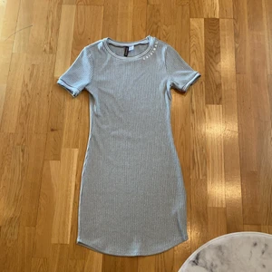 H&M - Grå ribbad klänning 