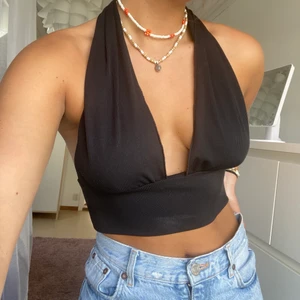 Svart knyttopp - En svart topp som knyts i nacken. Går att knyta på olika sätt. 