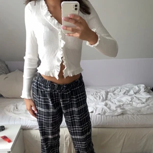 Vit blus  - Vit jättefin plus som är lite ribbad med volang. Går att använda som kofta också då det är fina pärl knappar. Knapparna slutar rätt tidigt vilket man ser på tredje bilden. Köpt på Nelly för 249kr säljs för 100kr. Aldrig använd.