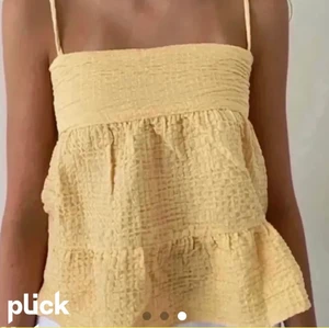 Zara topp gul - Säljer den här sommriga Zara toppen eftersom att den inte passar. Är villig att byta med någon som har en mindre storlek⚡️💛⚡️ (första bilden är lånad) 