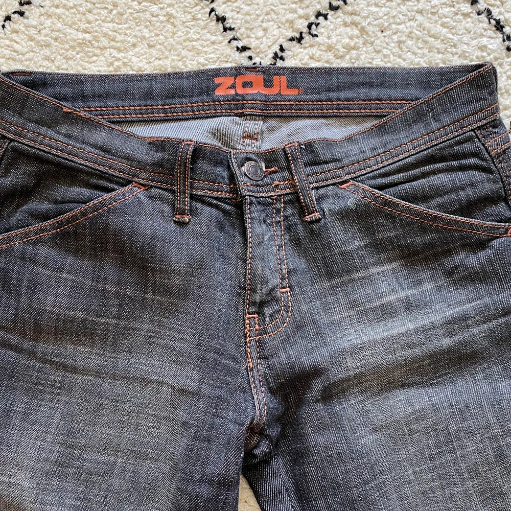 Supercoola gråsvarta lågmidjade jeans med orangea detaljer!! Säljer pga av att de tyvärr inte kommer till användning… <3 (skriv för mer bilder) . Jeans & Byxor.