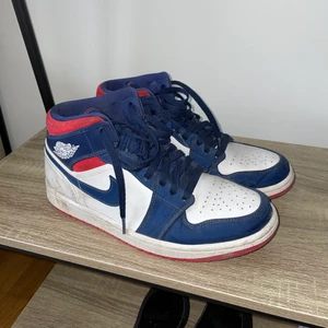 Jordan mid USA - Jordan mids ”USA” modellen. Storlek 42 köpta 2020 lite använda men går o tvätta bort fläckar. Inga defekter annars. Brukar ha 40 men dessa passade ändå