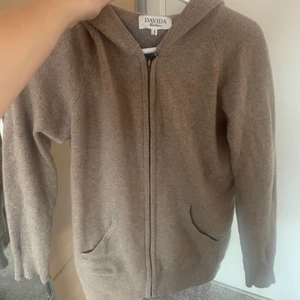 Kashmir zip hoodie - Säljer den här kashmir zip hoodie från Davida. Använd fåtal gånger! Storlek s