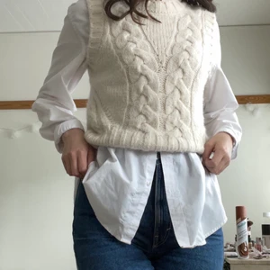 Stickad väst  - Köpt på plick men är ny och aldrig använd! Den är ej nopprig eller liknande. Från Mango. Inte min stil, därför jag säljer den! 