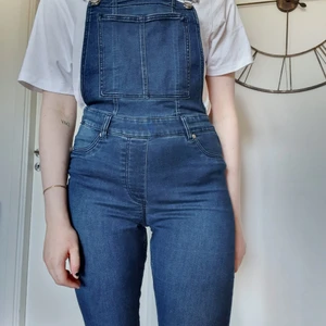 Hänglsebyxor Cheap Monday Strl S - Säljer mina blå hängslebyxor från Cheap Monday. De är i väldigt bra skick, mjukt material och smal passform. Finns att hämta i Stockholm eller kan skickas. 