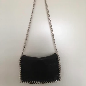 Svart väska - Svart väska köpt för nått år sen på plick för ca 400 , säljer för 100kr vid snabb affär 💕
