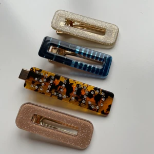 Hårspännen - Hårspännen i fin kvalitet i olika färger som är sparsamt använda. Säljer de tillsammans för 50 kr.