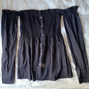 Blus/skjorta - Oanvänd blus i ”skjorta modell” (även off shoulder) i storlek L  