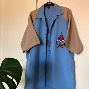 Vintage bowling skjorta - Bowling skjorta köpt i Prag🎳🔥⛓ suuupernice och skön, hel o ren, och i väldigt mjukt material. XL och unisex svär den e fin på vem som helst. Trycket på ryggen är i velour. Använd 2 ggr! 