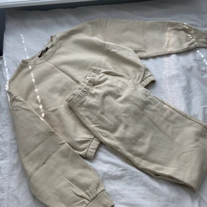 Helt nytt mjukis sett  - Hej säljer mitt mjukis sätt från lager 157. Aldrig använt den, i jätte bra skick i storlek L/Xl på tröjan och L på byxan. Kan även leverera, köparen står för frakt :) 