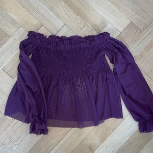 Vinröd topp från Ginatricot - Snygg och skön vinröd topp från Ginatricot. Är i storlek M. 