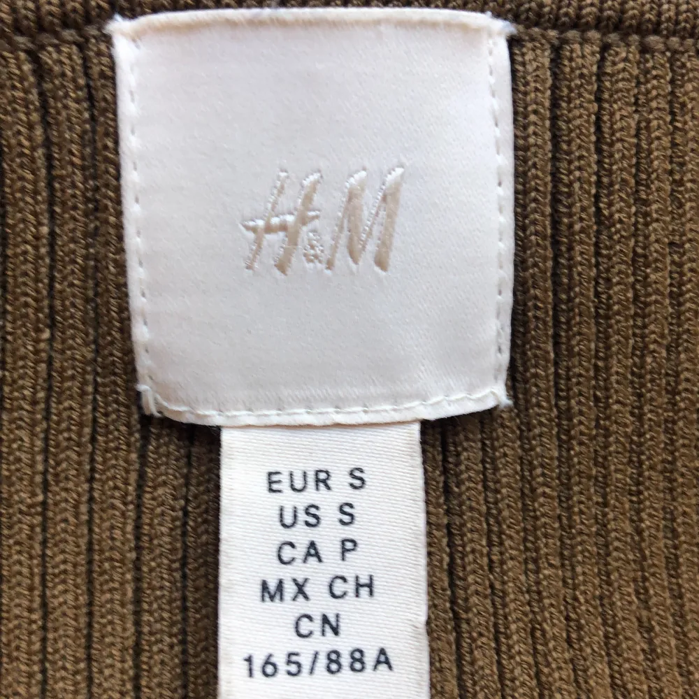 Säljer detta linne från H&M, eftersom det inte kommer till användning längre. Banden är insydda. Använt några få gånger. Köparen står för frakt 💕. Toppar.