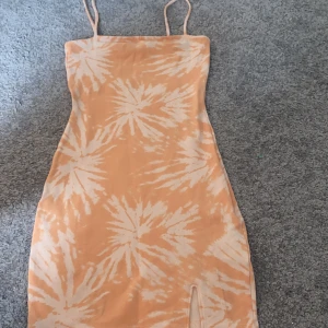 Hm tiedye klänning - Säljer min jättefina klänning från hm! Kom till användning en gång vid midsommar förra året. Jätteskönt material och är som ny. Kom privat för mer info!💘