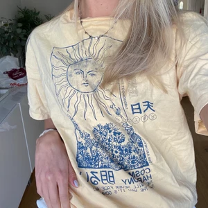 T-shirt med tryck  - Jag säljer denna superfina gula t-shirt med ett snyggt tryck från pull&bear. Den är i mycket fint skick och har inga defekter. Säljs för 100kr+frakt som köparen står för. Storlek M så är lite oversized på mig som vanligtvis när xs/s. Hör av dig vid intresse💛