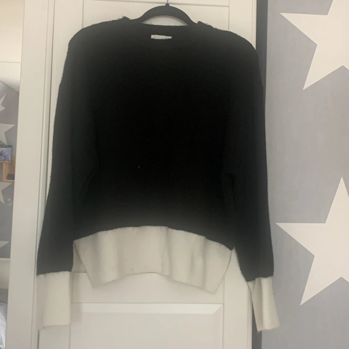 Stickad svart tröja med vita detaljer 