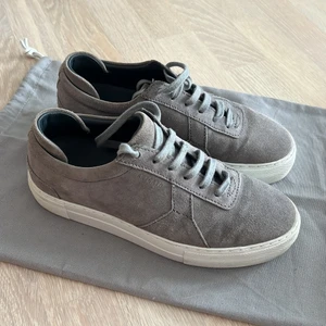 Axel Arigato sneakers  - Axel arigato sneakers i mocka i storlek 38. Sparsamt använda och i fint skick. Dustbag medföljer. Nypris 2000kr