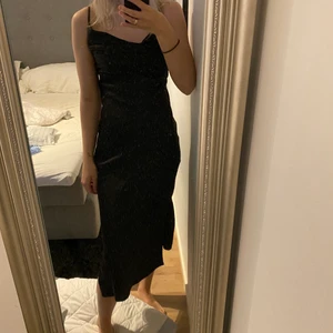 Satinklänning  - Säljer denna fina klänning i satin med slits, endast använd en gång, klänning är från Ginatricot och ä i stl 36 men skulle säga att den ä mer åt en 34 i storleken