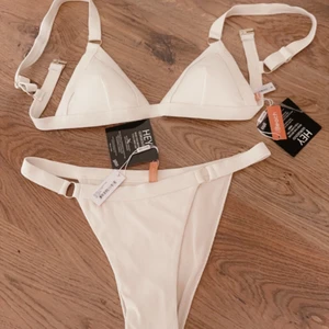 Bikini - Beige bikini från Nelly helt oanvänd prislapp finns kvar på både överdelen och underdelen. Båda i storlek S