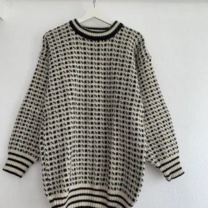 Ulltröja  - Underbar ulltröja i strl M. Säljes pga har en likadan annan. Perfekt för våren att ha ist för jacka då den är 100% ull!  Kan mötas i Sthlm innerstad alt frakta mot kostand! Kostar ca 1000kr ny