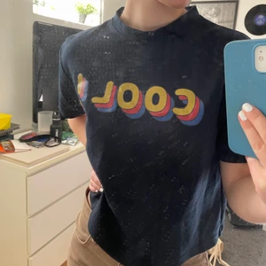 Cool t-shirt  - croppad t-shirt, vet ej storlek men skulle säga S/M