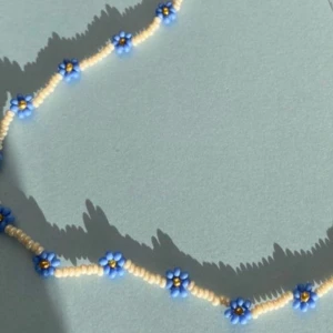 Halsband  - Blått blommigt pärlhalsband! Superfint🧢🤍💐 Önskar ni andra färger så skriv bara så går de säkert att fixa🥰 99kr🤍