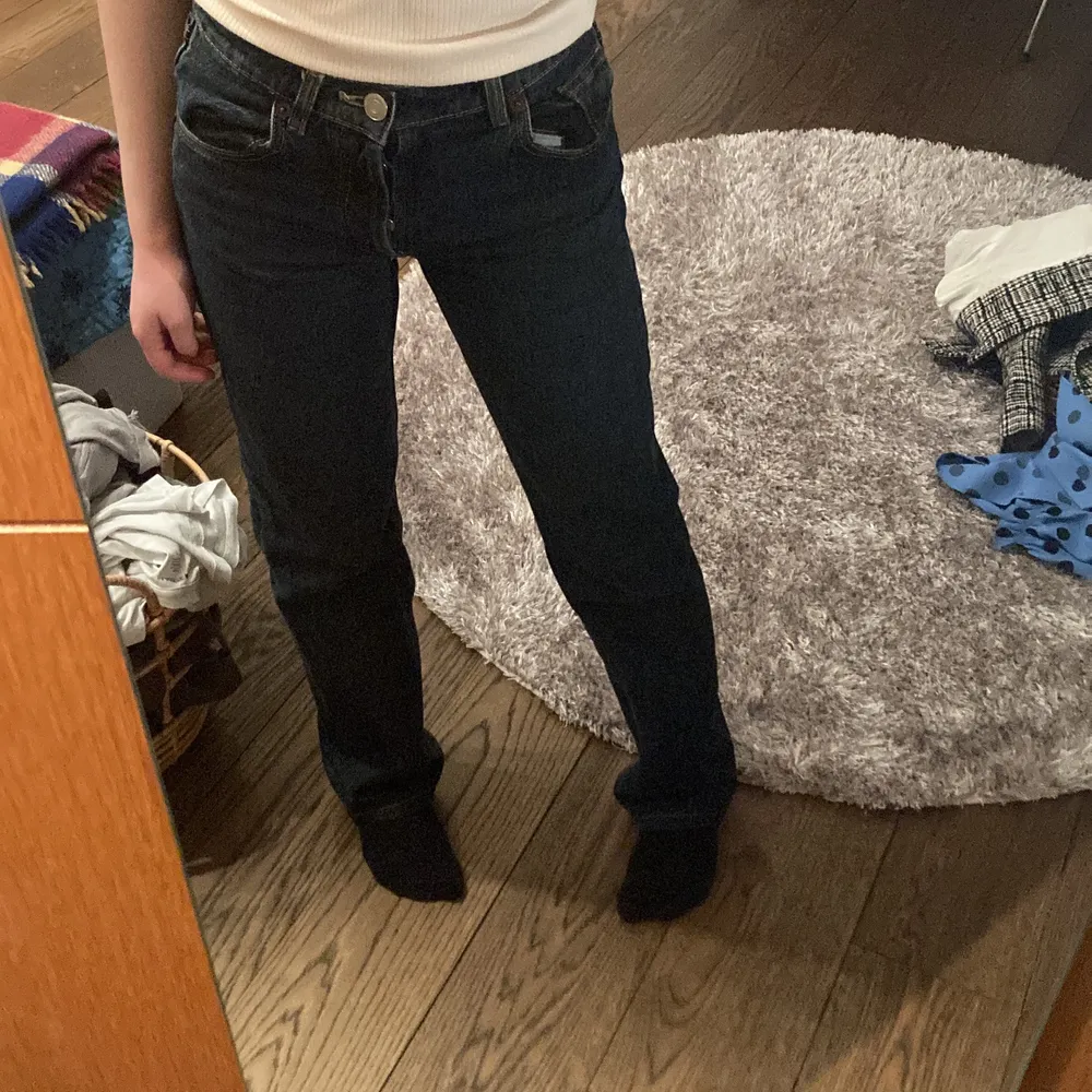 Straight jeans ifrån Zara med mörk tvätt, mid waist. Dessa finns inte kvar att köpa på Zara!!!. Jeans & Byxor.