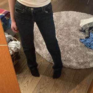 Straight jeans ifrån Zara med mörk tvätt, mid waist. Dessa finns inte kvar att köpa på Zara!!!