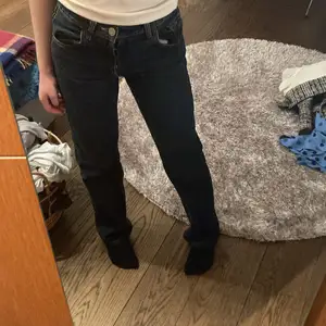 Straight jeans ifrån Zara med mörk tvätt, mid waist. Dessa finns inte kvar att köpa på Zara!!!