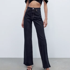 Mörkblåa jeans från zara - Mörkblå jeans i storlek 36 som inte kmr till användning. 