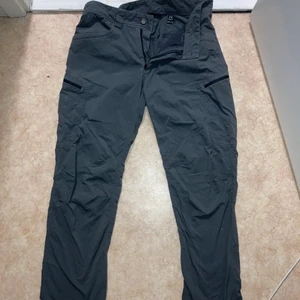 Haglöfs fritidsbyxor - Äkta haglöfs byxor vattentåliga köpta på Intersport för 1400kr 2018, har mest legat då jag gick snabbt upp i vikt under den tiden. Storlek M 