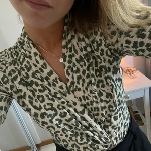 Topp  - Jätte fin body köpt i Berlin (vet inte vilket märket är, men det är en fransk designer tror jag) 