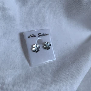 edblad örhängen - fyrklöver örhängen i silver från edblad! helt oanvända.      skick: 10/10 