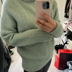 Lång stickad tröja  - Lång stickad tröja med polokrage. Najs att ha över en kjol eller klänning på sommaren. 